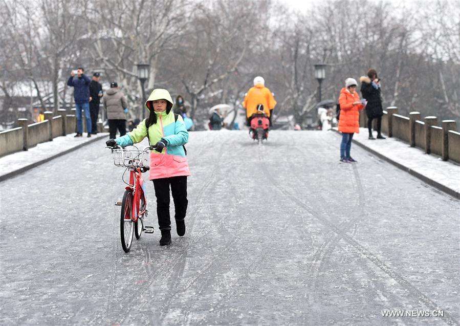 CHINA-HANGZHOU-SNOWFALL(CN)