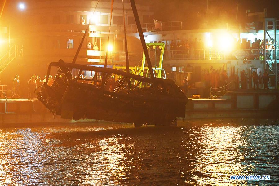 CHINA-CHONGQING-BUS WRECK-RETRIEVED (CN)