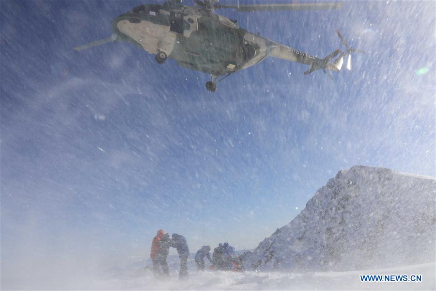 CHINA-XINJIANG-AVALANCHES-RESCUE (CN)