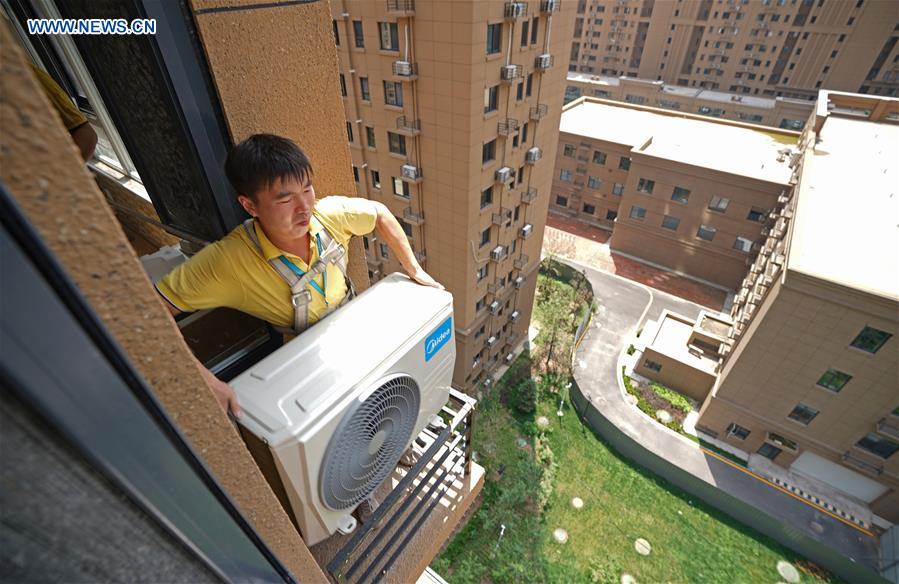 CHINA-BEIJING-HEAT WAVE-AIR CONDITIONER INSTALLATION (CN)