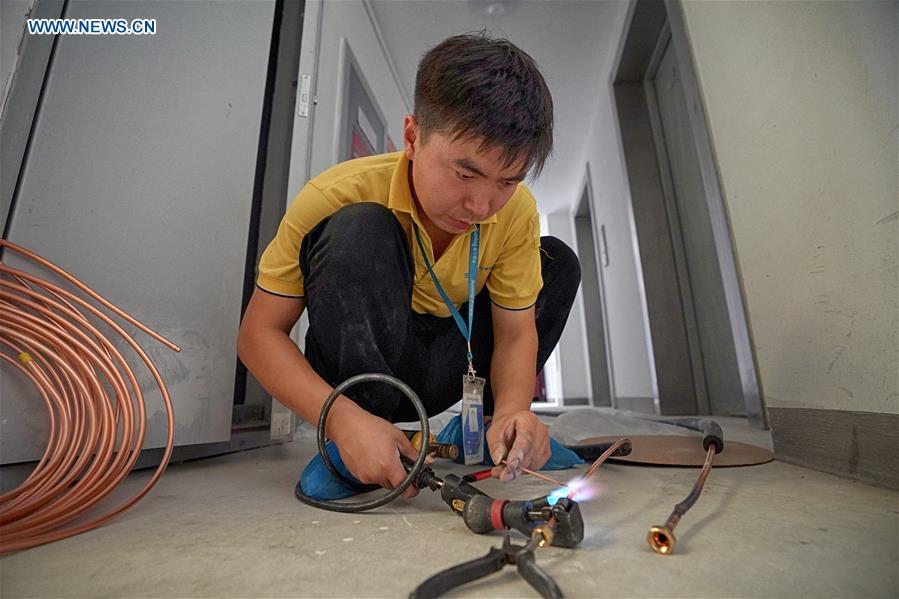 CHINA-BEIJING-HEAT WAVE-AIR CONDITIONER INSTALLATION (CN)