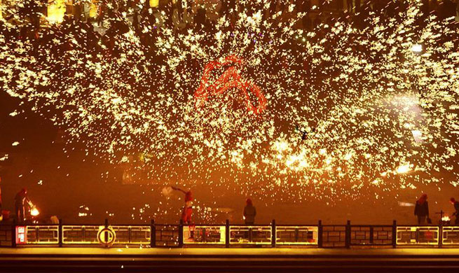 People perform fire dragon dance to welcome new year in E China