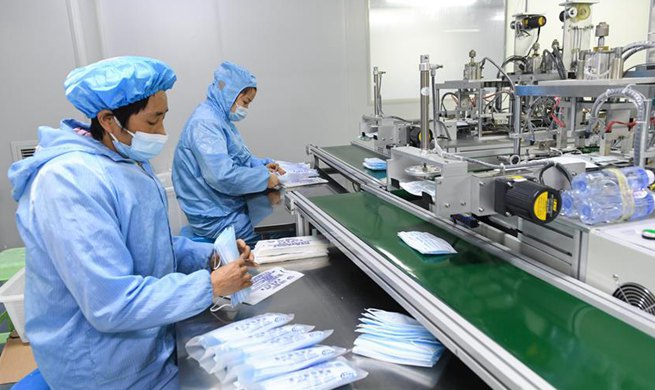 Workers work around clock to make masks in Linli, Hunan