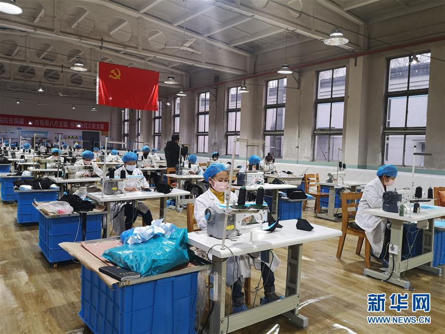 （在习近平新时代中国特色社会主义思想指引下——新时代新作为新篇章·习近平总书记关切事·图文互动）（11）口罩挡不住你的美——战“疫”一线巾帼掠影