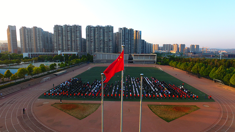 前进，前进，前进进! 在伟大变革中彰显青春