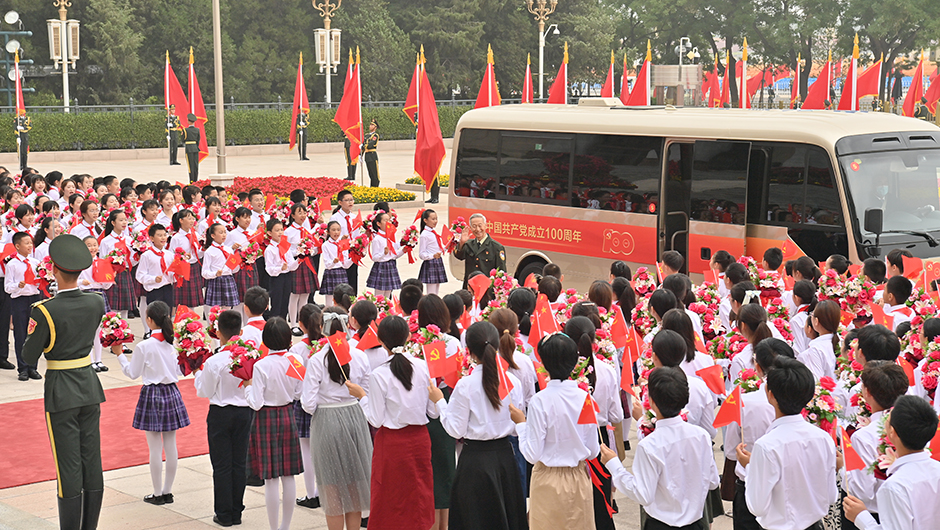 “七一勋章”获得者抵达人民大会堂