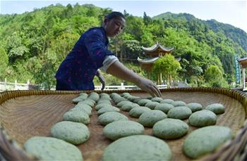 湖北宣恩：花草搓揉出的土家美味